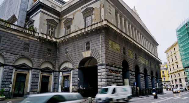 Napoli, l'area pedonale del Palazzo Reale e del San Carlo utilizzata come parcheggio: «Risevata a raccomandati»