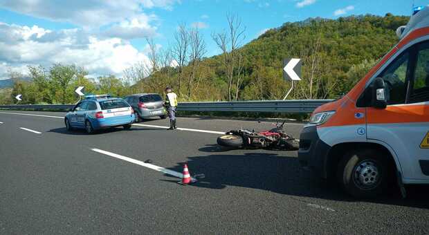 Incidente auto-moto sulla A1 nei pressi di Orvieto. Due feriti, uno in codice rosso