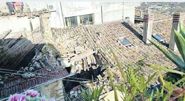 Crolla tetto di una casa paura in centro storico rischiata la tragedia
