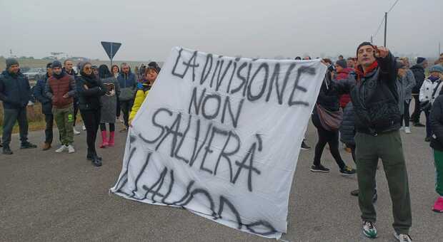 La contestazione degli operatori davanti ai cancelli del Consorzio pescatori del Polesine di Scardovari