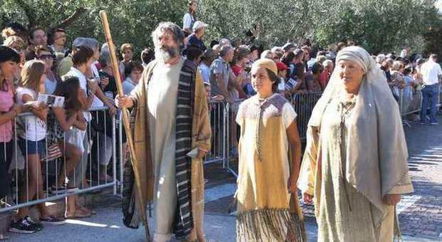 Feste del Cristo, 600 figuranti sfilano in paese per la processione biblica