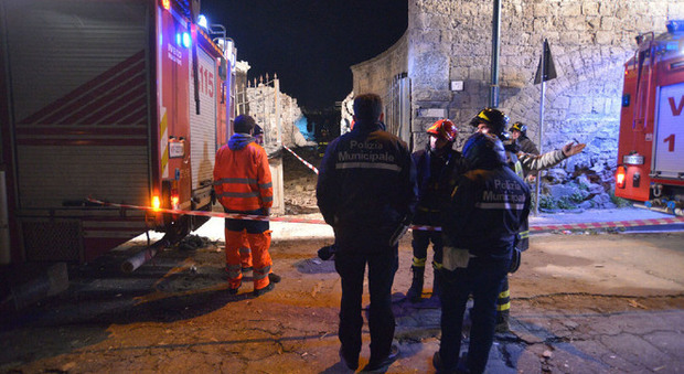 Funziona male una bombola del gas: esplosione in un palazzo a Napoli, soccorritori scavano tra le macerie