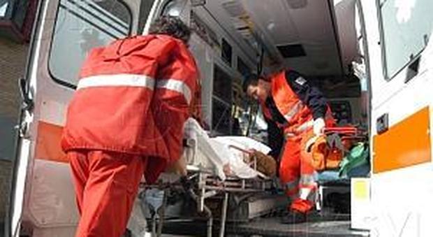 Una ambulanza del 118 presta soccorso a un ferito
