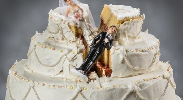 Una coppia di sposi si colpisce con la torta nuziale e rivoluziona TikTok - VIDEO