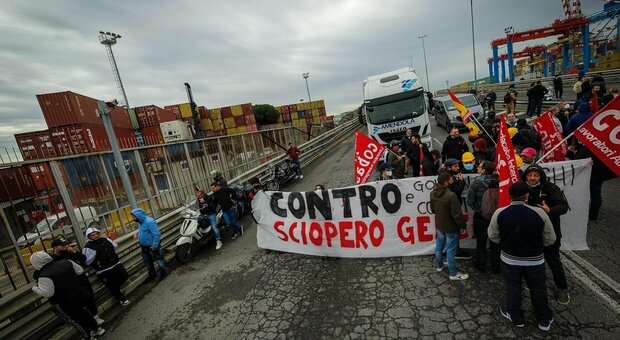 Manifestazione dei Cobas contro green pass e aumenti delle bollette: Napoli bloccata