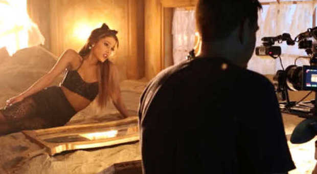 Ariana Grande sfida Miley Cyrus: gattina sexy nel video di "Love e Harder"