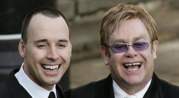 Elton John a nozze: il baronetto sposerà il compagno David Furnish il 21 dicembre