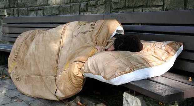 Dormiva per la strada al gelo, clochard multato in centro storico
