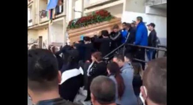 Folla di persone al funerale di un uomo rom: il video è virale, scattano le indagini