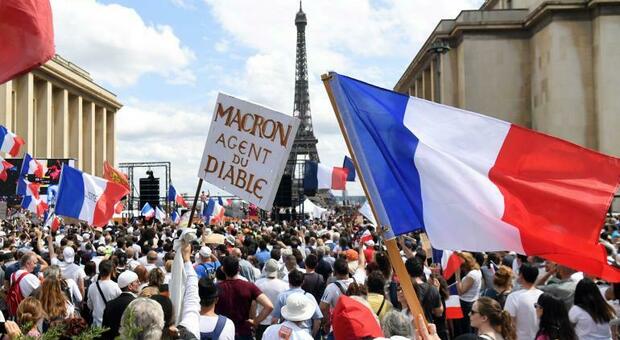 Parigi, in migliaia in piazza contro il green pass: scontri. Manifestazioni in tutto il Paese Video