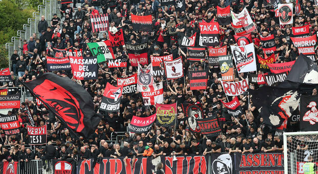Milan, crollo a Spezia: ultrà processano la squadra sotto la curva. Cosa è successo FOTO