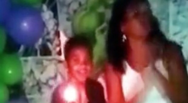 Bimbo di 4 anni ucciso con un colpo di pistola alla sua festa di compleanno: l'assassino è un imbucato
