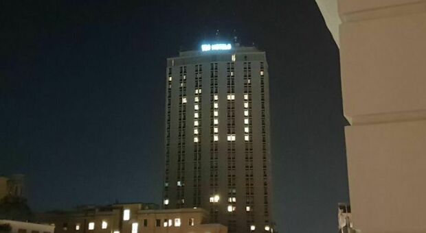 Maradona, a Napoli le luci del grattacielo di via Medina formano il numero «10»