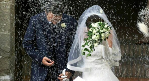 Matrimonio, quanto costerà sposarsi nel 2023? Rialzi del 30%, dall'abito da sposa al catering: ecco il "listino" per gli sposi