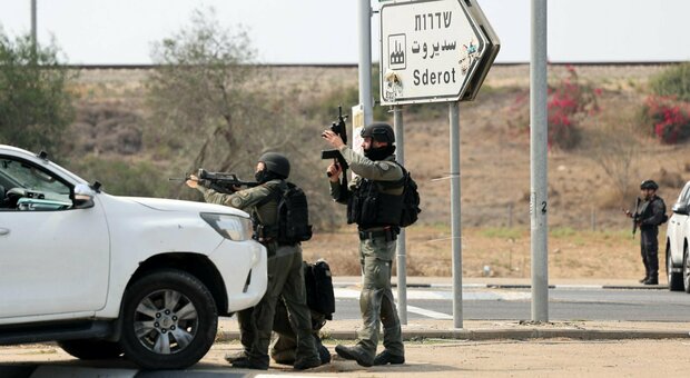 Daniel Lanternari, la testimonianza in tv dal kibbutz vicino a Gaza: «Abbiamo visto i miliziani di Hamas venire a sparare, abbiamo chiuso tutto»