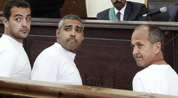Egitto, nuovo processo per i tre giornalisti di Al Jazira incarcerati con l'accusa di aver appoggiato i Fratelli musulmani