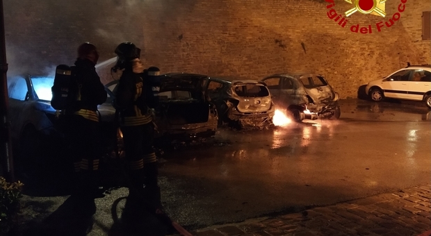 Treia, furioso incendio nella notte distrugge quattro auto parcheggiate in centro