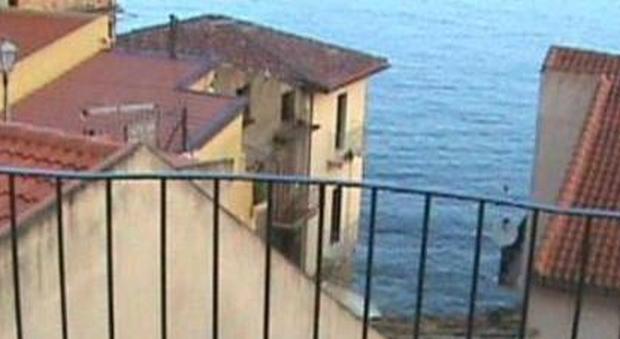 Turista litiga con la moglie e la lancia dal balcone: «Ero stressato dal lockdown»