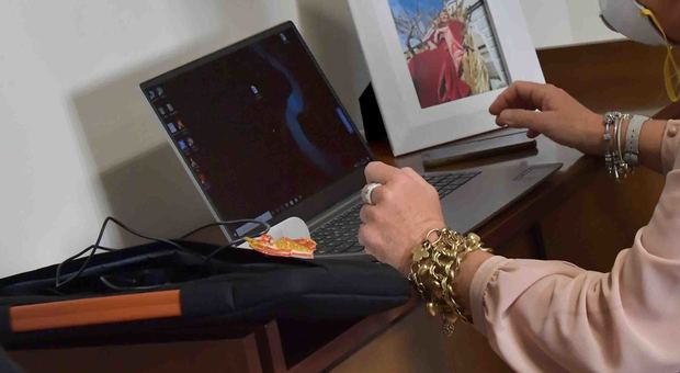 Soldi e gioielli per un computer, anziana truffata a Gaeta
