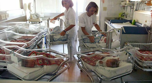 Il crollo della natalità, famiglie con e senza figli in pareggio nel 2050: ecco il rapporto dell’Istat