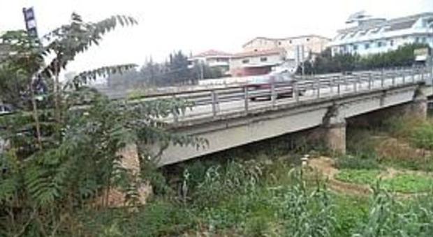 Un pericoloso "tappo" sotto il ponte Foce del Fosso Rio in stato di degrado