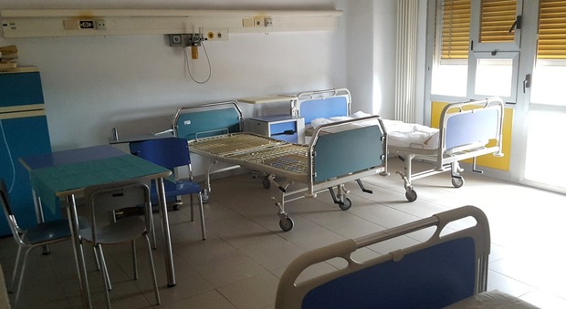 Una delle stanze dell'ospedale Giovanni da Procida inutilizzata per carenza di personale