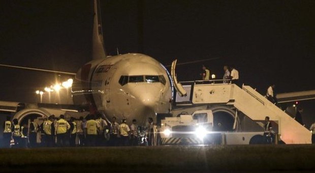 Atterraggio d'emergenza per un aereo Malaysia, si rompe un carrello