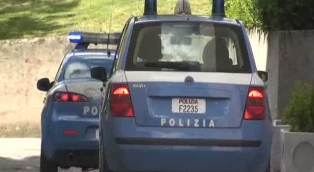 Paura ad Anzio, la polizia insegue rapinatori e spara 12 colpi: 4 in manette