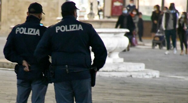 Covid: assembramenti in centro, la polizia ferma la troupe di Piccioni e Scamarcio