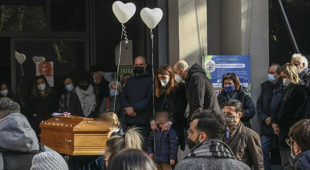 Emanuele Lenzoni, ucciso in moto a 38 anni. Il pm: schiacciato dal pullman. Nuove accuse all’autista