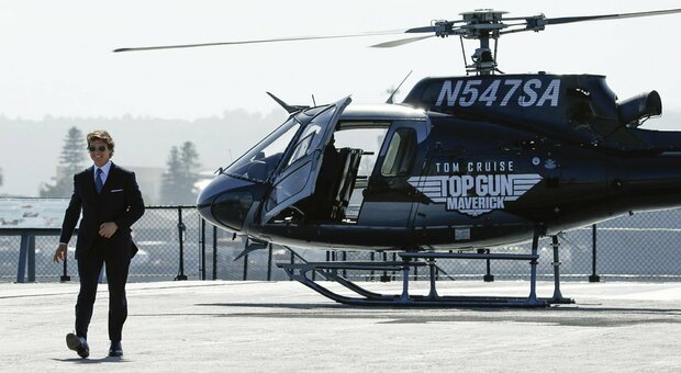 Tom Cruise si presenta alla premiere del film «Top Gun: Maverick» pilotando un elicottero