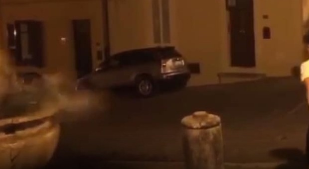 San Leucio, vandali danneggiano fontana del '700 e postano il video su Instagram