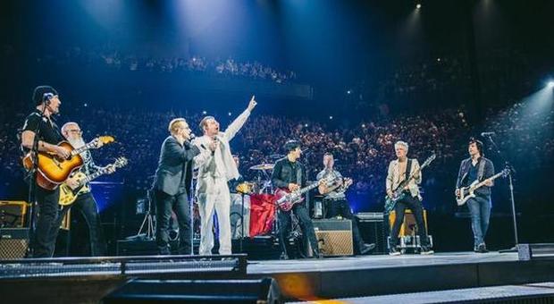 Parigi, gli Eagles of Death Metal sul palco ​con gli U2. Poi il ritorno al Bataclan