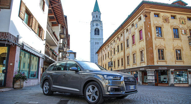 L'Audi Q7 e-tron nella piazza principale di Cortina