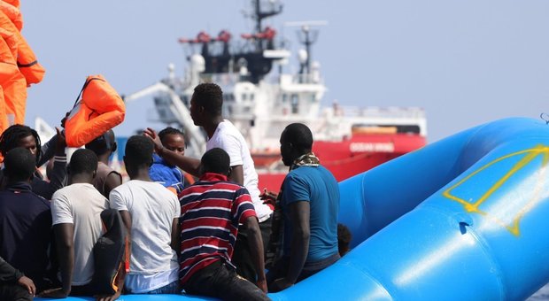Migranti, continuano gli sbarchi: 10 tunisini arrivati nella notte. Hotspot oltre la capienza