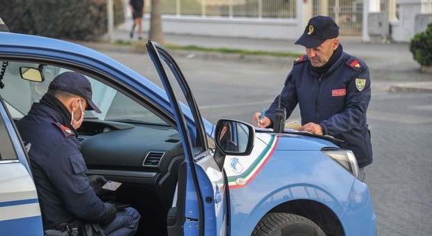 Roma «Dammi soldi e macchina». Ragazzo di 19 anni prende a calci e pugni il padre. Arrestato