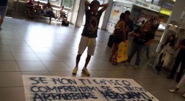 Aspetta la fidanzata all'aeroporto di Ciampino con uno striscione: «Se ti faccio arrabbiare perdonami ti amo»