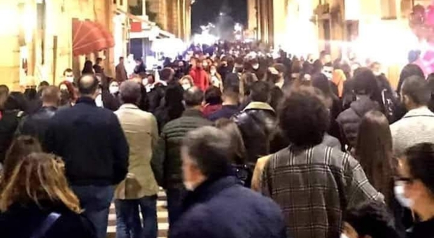 Lecce, folla in via Trinchese nella domenica di Ognissanti: la foto choc che indigna. Il sindaco: «Irresponsabili». Ma è polemica: «Chiuda la strada»