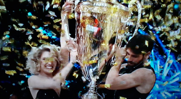 Gilles Rocca e Lucrezia Lando sono i vincitori di Ballando con le Stelle. Paolo Conticini e Veera Kinnunen secondi classificati