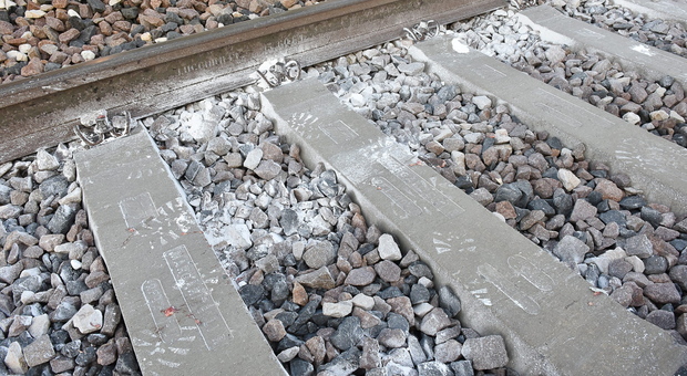 Tragedia sui binari: si getta sotto il treno a 51 anni