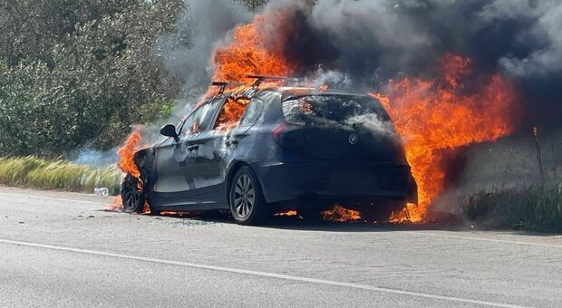 Salento, incendio a un auto: i Vigili del Fuoco domano le fiamme, macchina distrutta