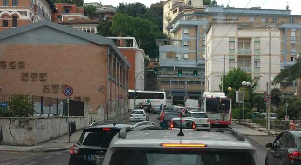 Ancona, l'autobus si incastra nella curva: traffico in tilt in pieno centro a pochi passi dalla galleria