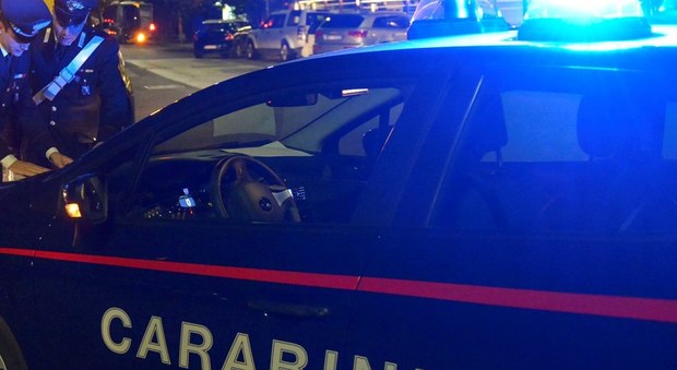 Roma, abusa di alcol e farmaci e picchia il padre anziano e la figlia: arrestata 44enne