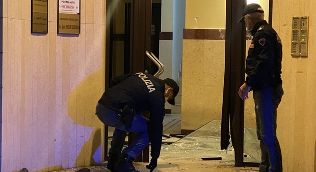 Esplosione a Pescara, un testimone: «Botta enorme, è stata una bomba». Distrutto centro estetico
