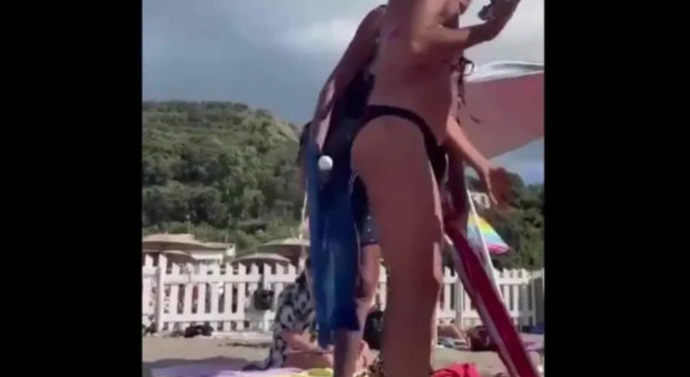 Cacciate dalla spiaggia di Miseno perché lesbiche, le scuse del sindaco di Bacoli