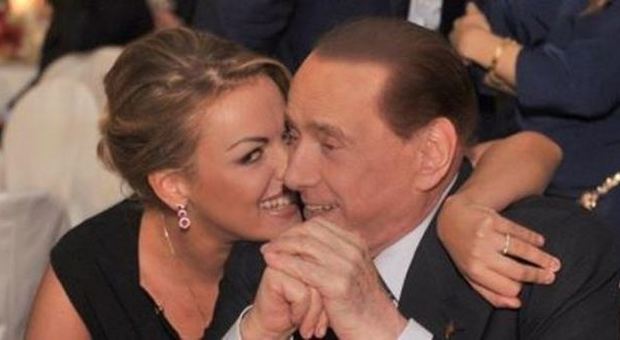 Berlusconi alla festa: «Sono single...». Francesca Pascale s'infuria. E lui deve precisare