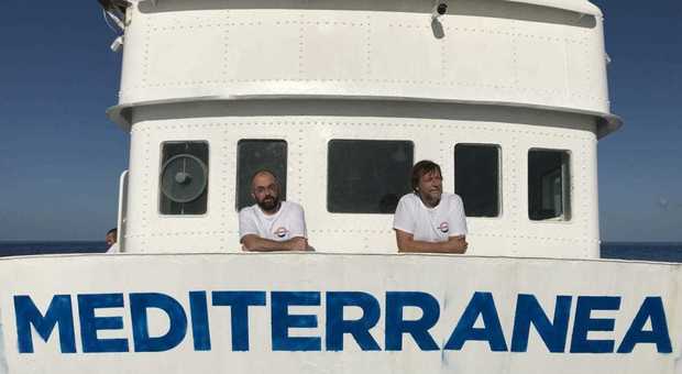 Luca Casarini (a destra) con Beppe Caccia sul ponte di comando della nave salva-migranti Mare Jonio