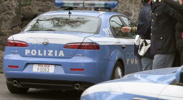 Napoli, donna pusher arrestata: denunciato anche il cliente
