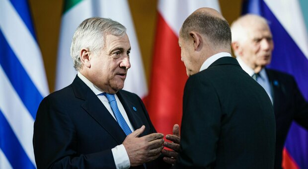 Migranti, più accessi regolari. Lo stallo sulla nave tedesca, Tajani: «Identificare chi viaggia sulle Ong»