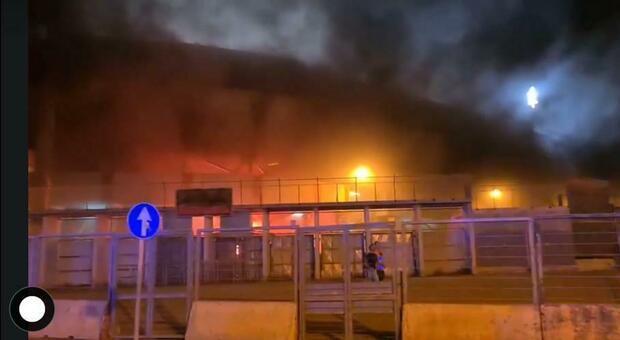 Scoppia l'incendio per i fumogeni: stadio evacuato dopo Taranto-Foggia, paura per i tanti spettatori